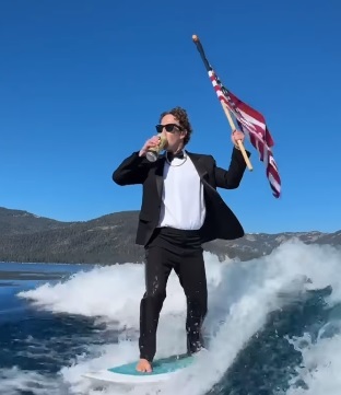 Mark Zuckerberg formår at få sig selv til at se menneskelig ud i ny 4th of July video