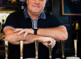 Big John "The Boshfather" Fisher bliver v&aelig;rtshusholder p&aring; VCT Masters Londons The Phoenix Arms Fan Fest pub