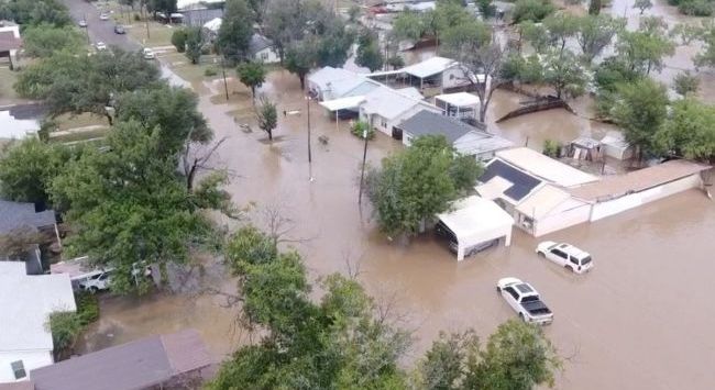 Oversvømmelser i Texas efterlader mindst 80 døde, mens redningsarbejdet fortsætter