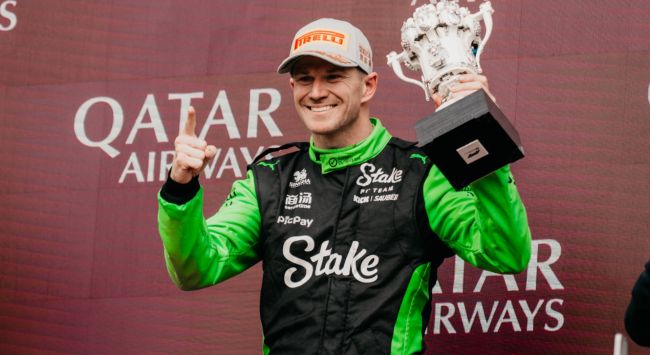 Nico Hulkenberg lykønsket af F1-kørerne efter sin første podieplads nogensinde i 15 år