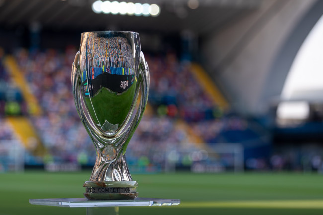 Paris Saint-Germain forsvarer UEFA Super Cup med en 2-1 sejr over Aston Villa