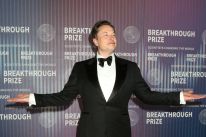media/89/elonmuskfolds_4798983t.jpg