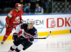 Den smukke gestus af det amerikanske herreishockeyhold sammen med deres afd&oslash;de holdkammerat Johnny Gaudreau