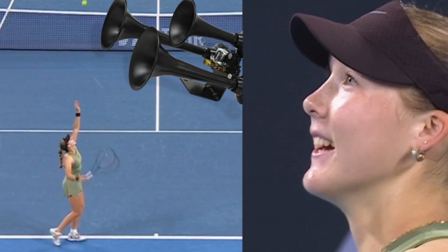 Et togfløjte afbryder kampen mellem Andreeva og Kostyuk i Brisbane, og hele stadionet jubler