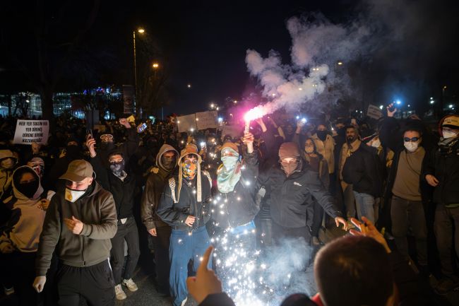 Tyrkiet tilbageholder journalister midt i voksende protester over Ekrem Imamoglus fængsling