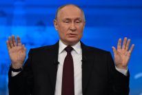 media/95/putinfloatshalting_4829543t.jpg
