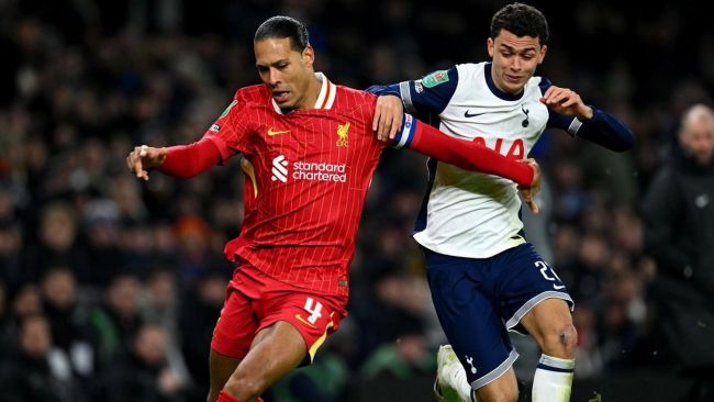 Liverpool og Arsenal fører Premier League, men tabte begge i første kamp i Carabao Cup-semifinalen