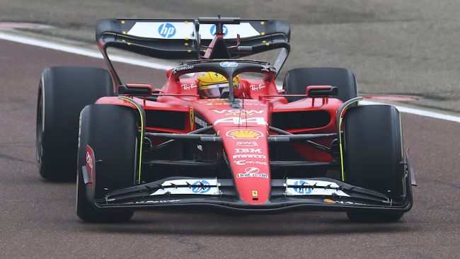 Lewis Hamilton ses køre Ferrari for første gang