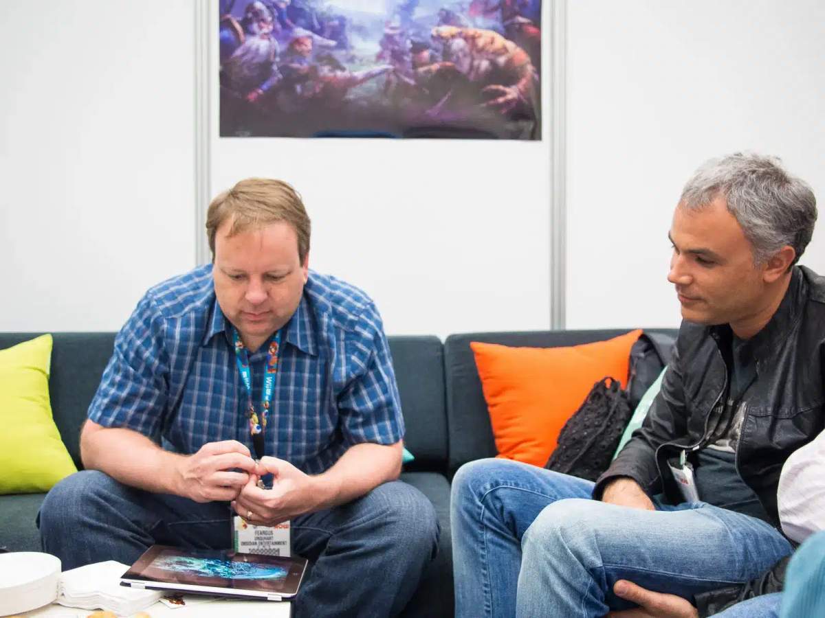 Feargus Urquhart og Sergey Orlovsky sidder i en sofa til E3 2013.
