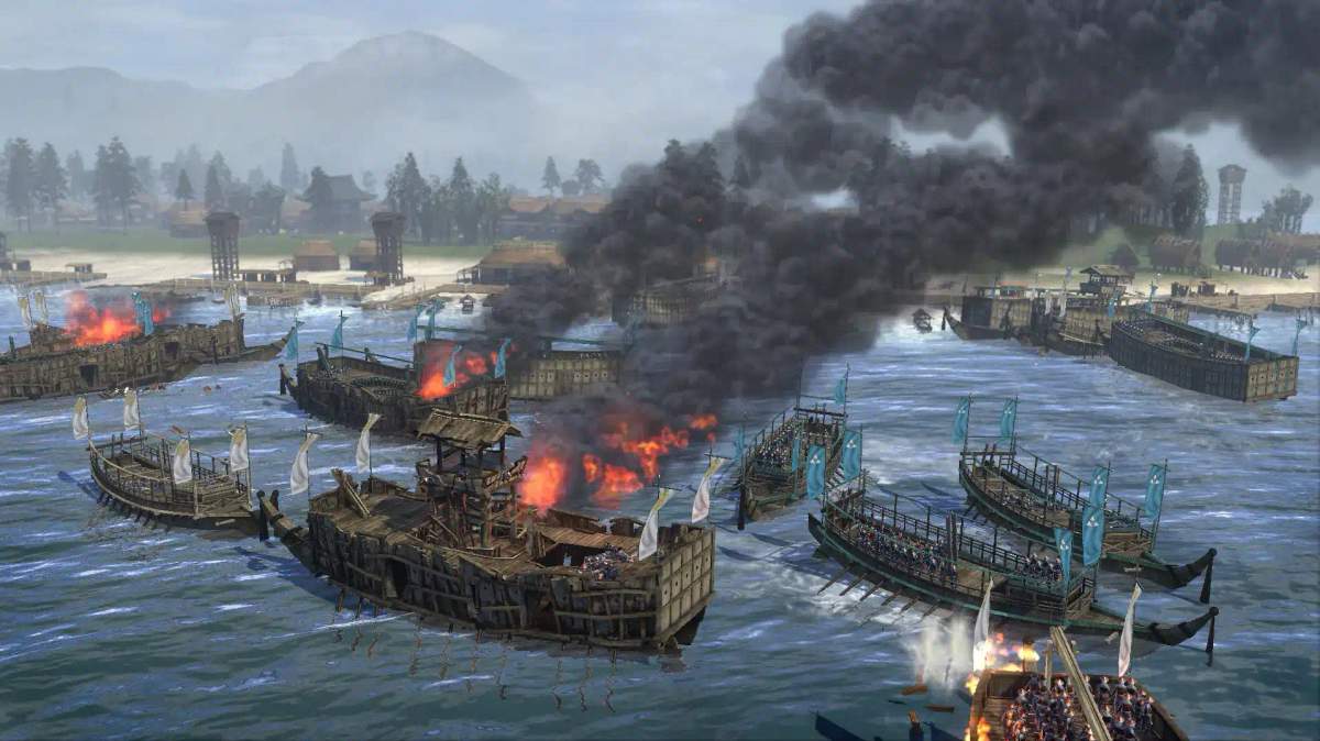 Et søslag i Total War: Shogun 2 med brændende skibe og soldater i kystnære omgivelser.